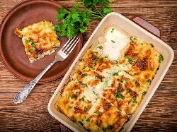 Лазаня от готови кори със спанак, пилешко месо, синьо сирене и бял сос - снимка на рецептата Лазаня от готови кори със спанак, пилешко месо, синьо сирене и бял сос - снимка на рецептата